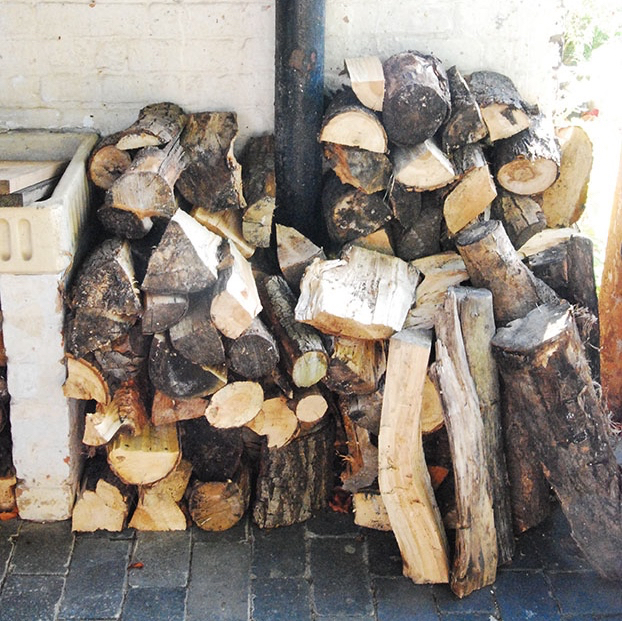 冬の暖炉の薪の準備は万端です！！